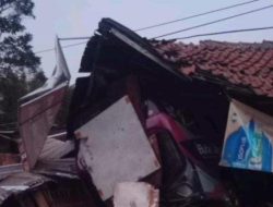 “Kecelakaan Mobil Elf Tabrak Warung di Jatinangor, Dua Orang Terluka di Pagi Buta”